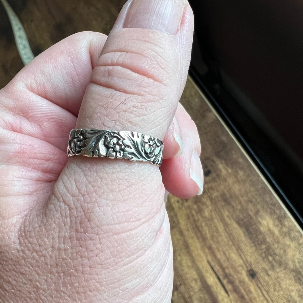 Floral stamped band ring